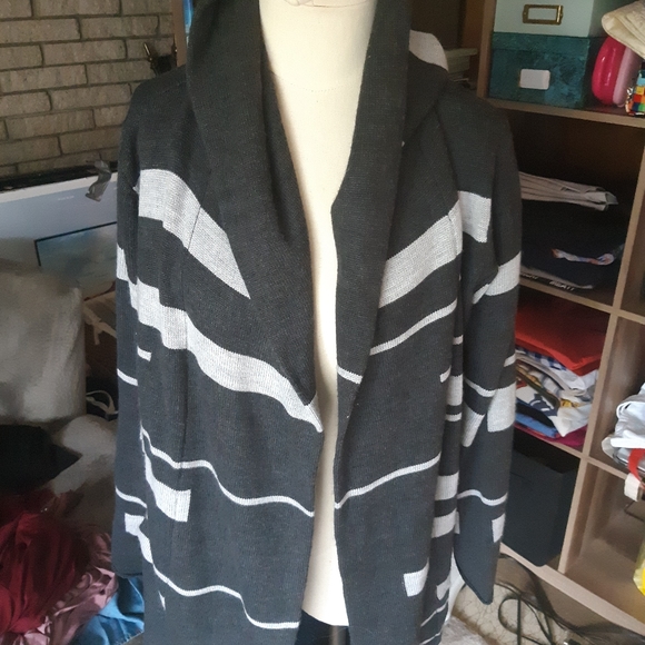 Max Studio Sweaters - Max Studio Hooded Cardigan size L